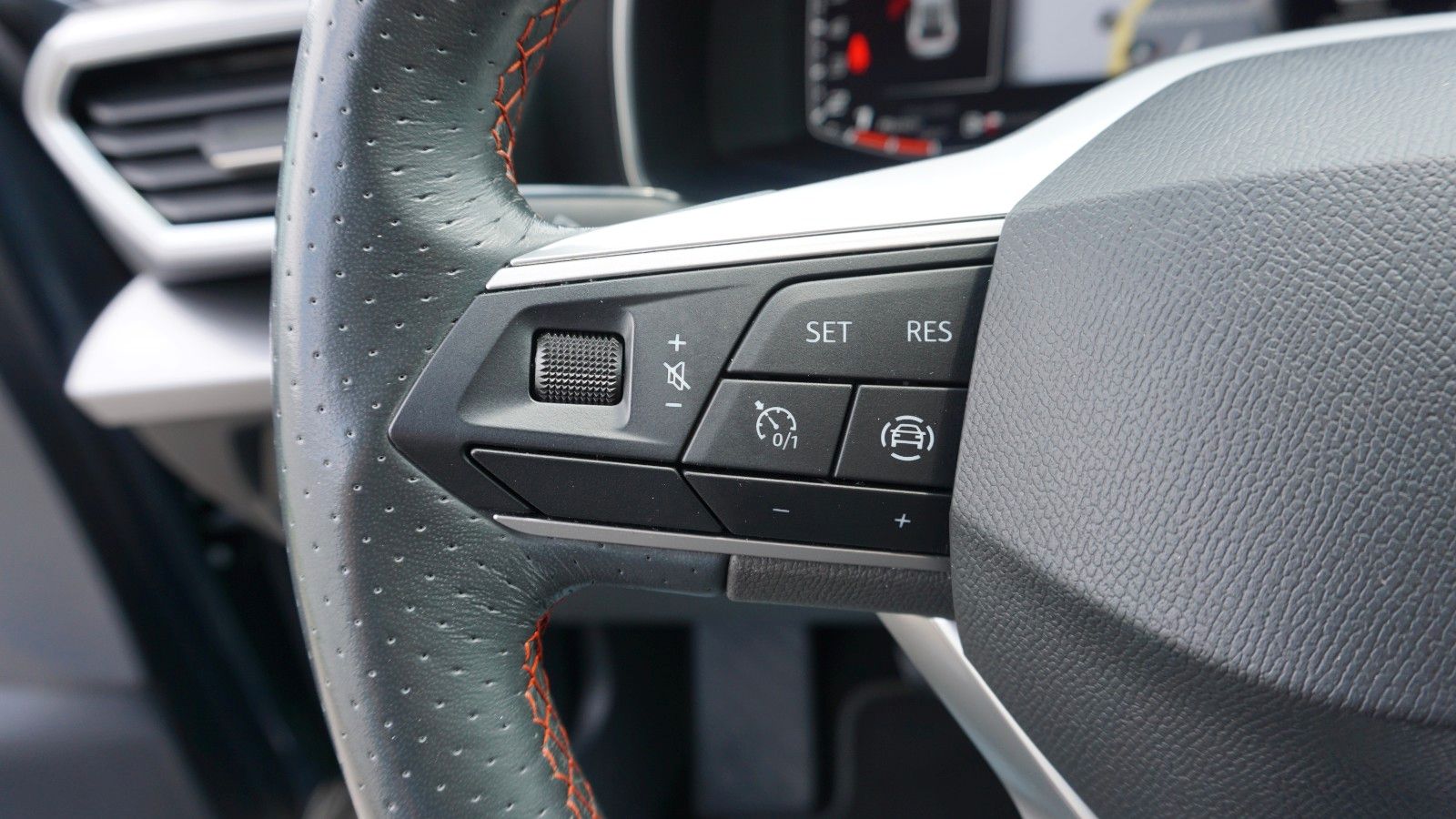Fahrzeugabbildung SEAT Leon FR, SEAT Garantie, Navi, Sportfahrwerk, LED