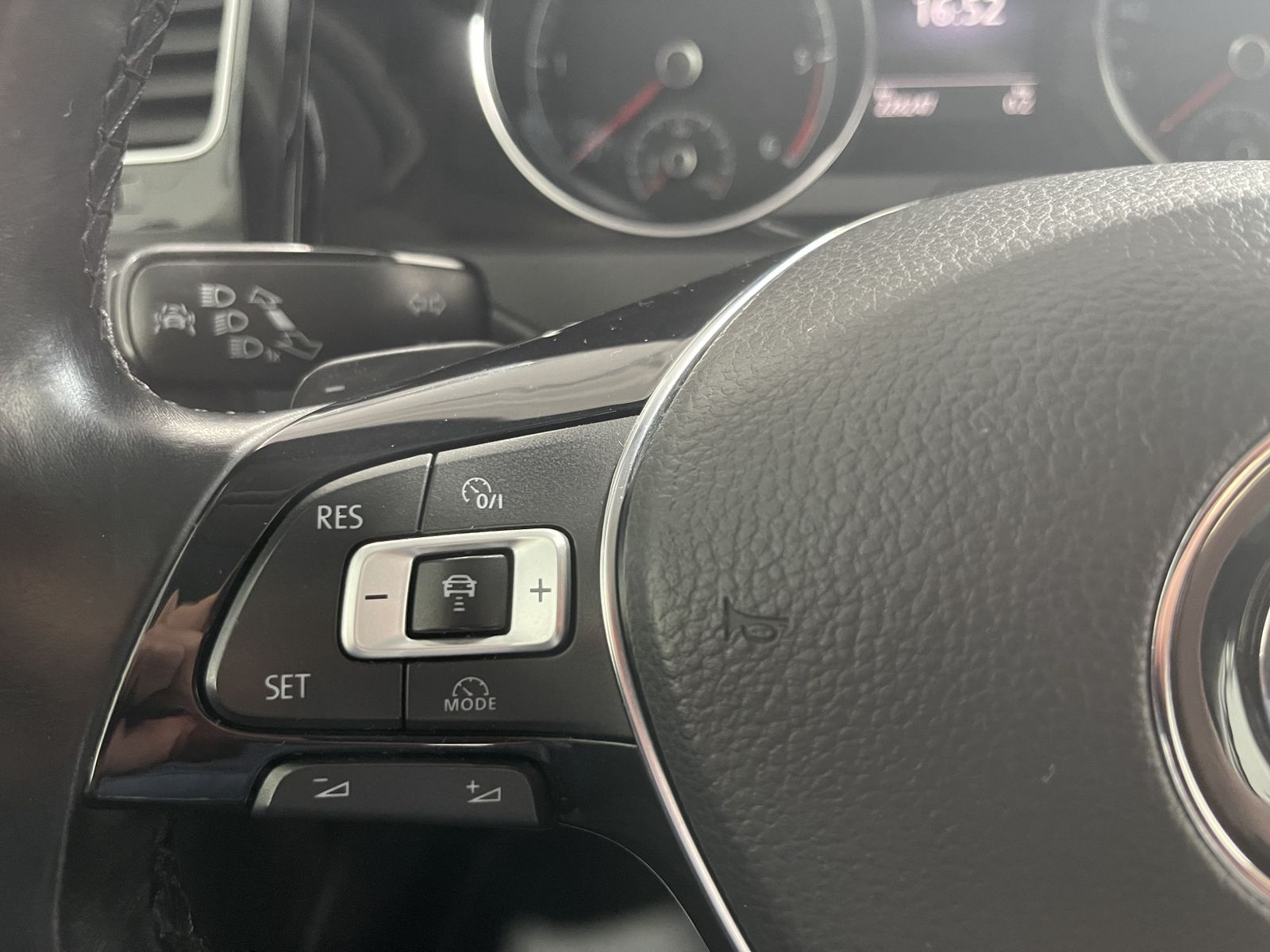Fahrzeugabbildung Volkswagen Golf R-Line 2.0 TDI*SoftClose*LED*Cam*AHK*DVD*