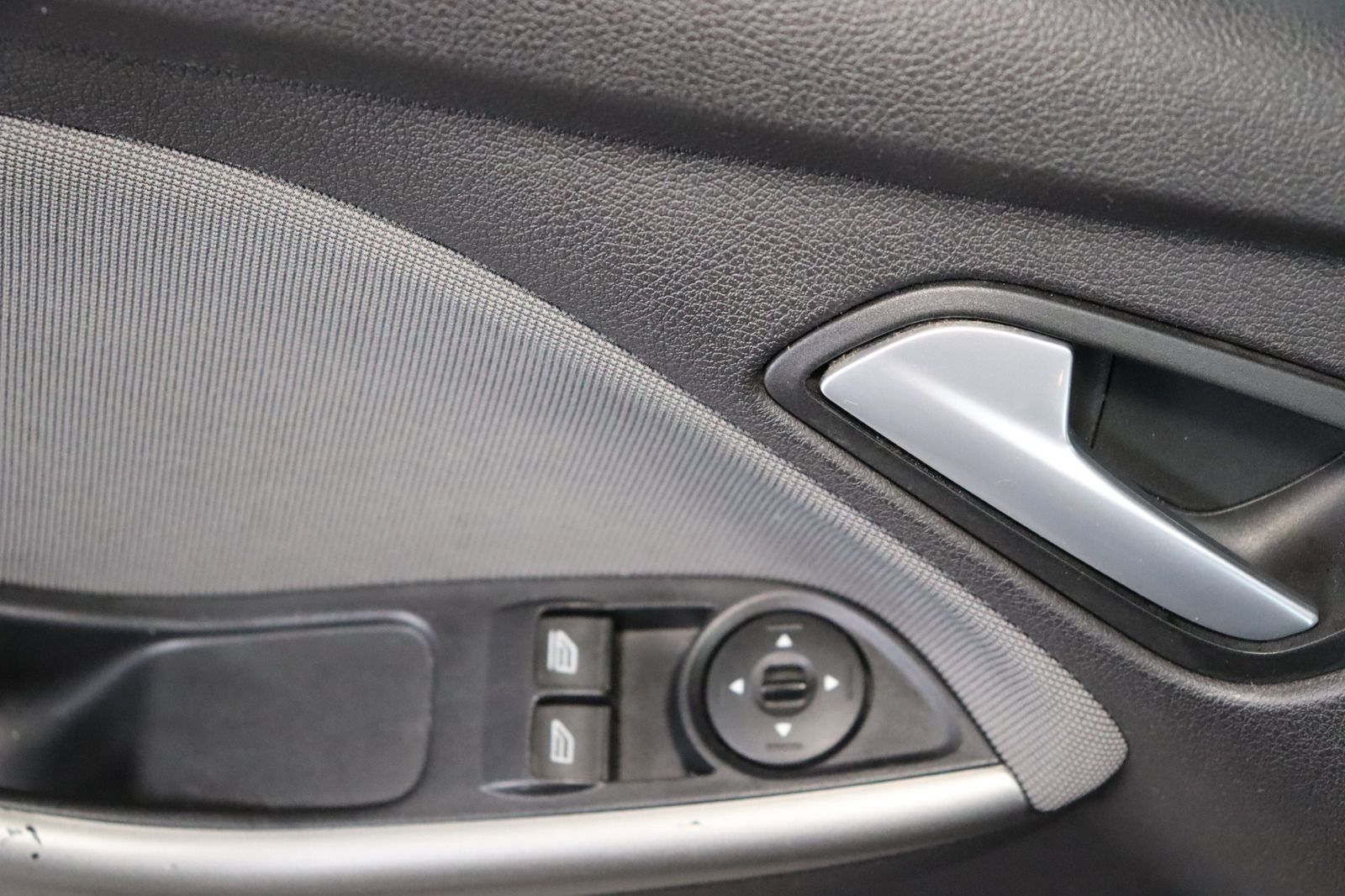 Fahrzeugabbildung Ford Focus 1.6 EcoBoost Turnier * 1. Hand * Anhängerk