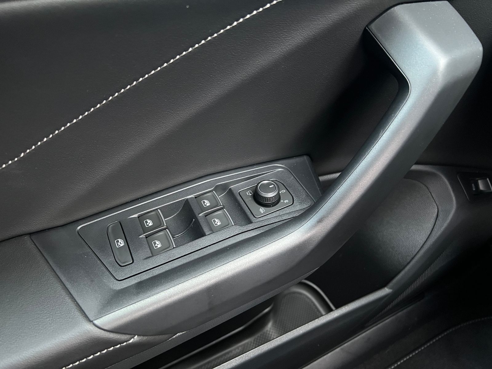 Fahrzeugabbildung Volkswagen T-Roc R-Line 2.0 TSI DSG 4MOTION *AHK, IQ.Light,