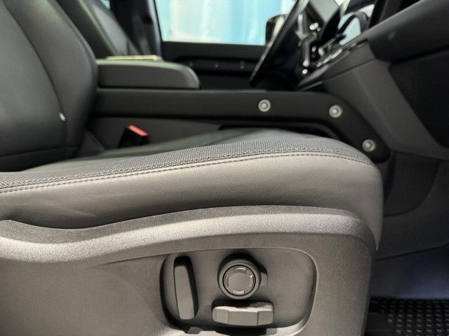LAND-ROVER Defender 2023