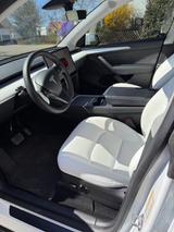 Tesla Model Y Long Range Dual Motor  - weiße Tesla Model Y