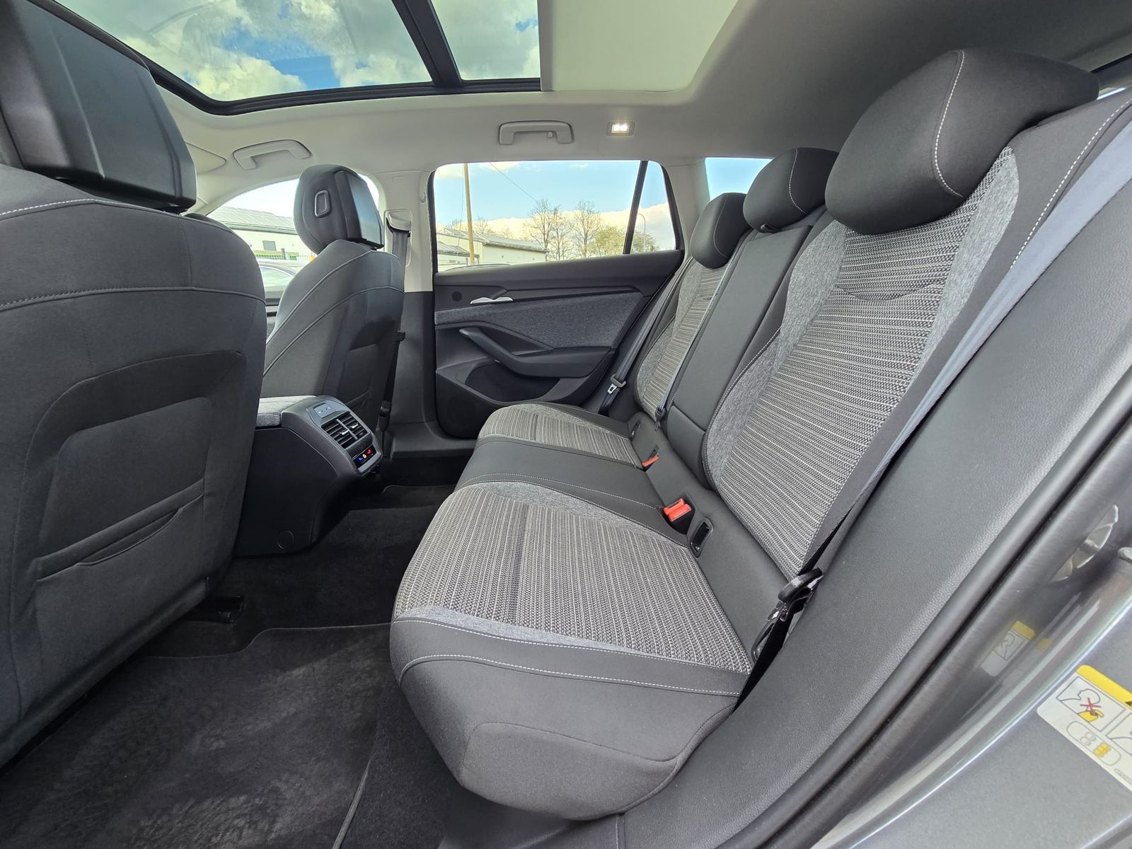 Fahrzeugabbildung SKODA Superb 2.0 TDI 4x4 Selection MATRIX*AHK*PANO*19"