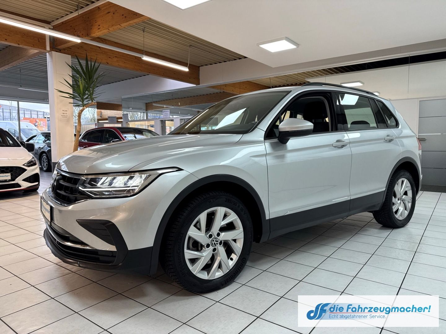 Fahrzeugabbildung Volkswagen Tiguan Life 4Motion StandHZG AHK-klappbar Navi L