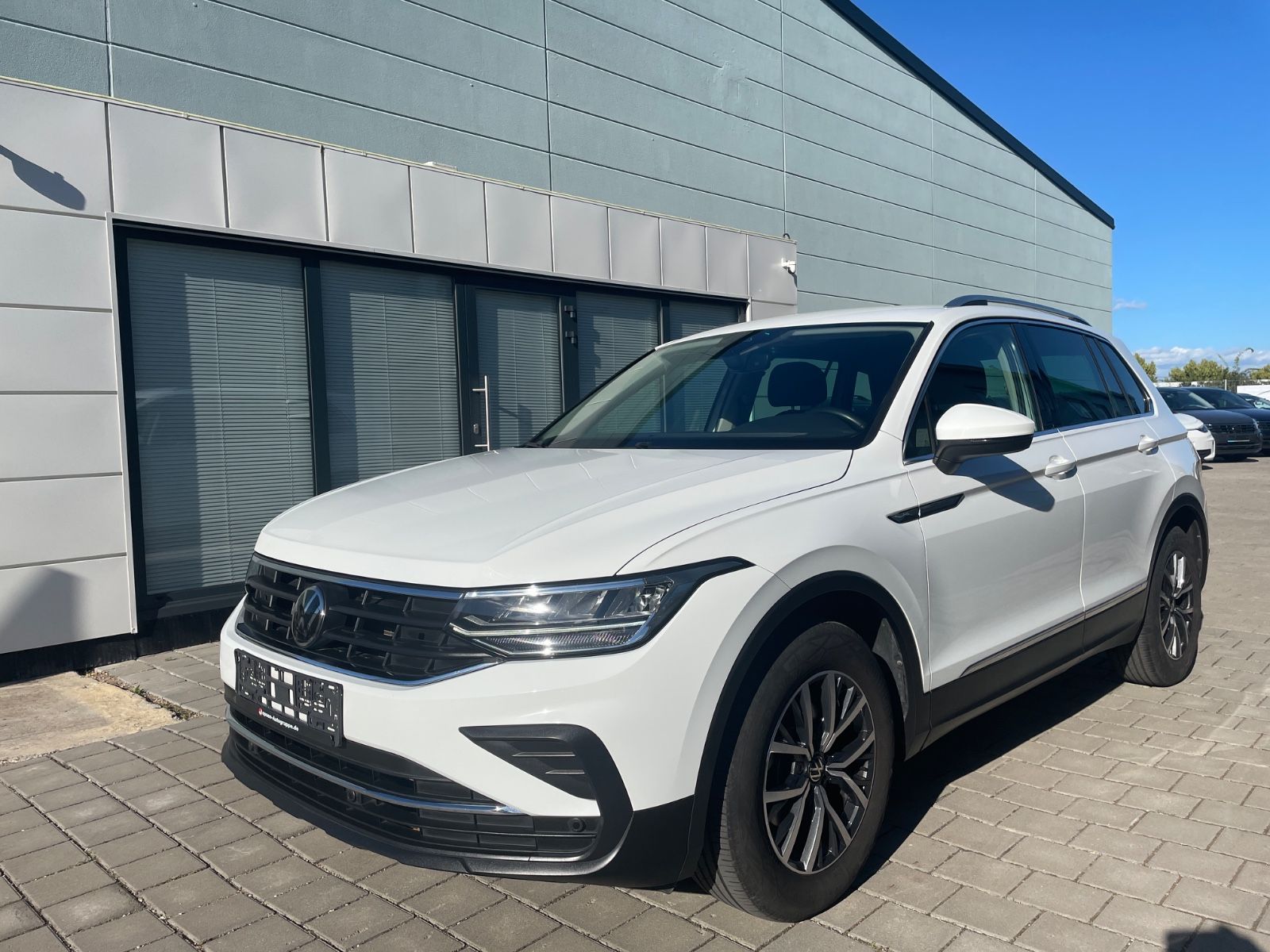 Volkswagen Tiguan - 1