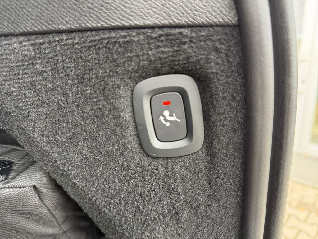 VOLVO XC90 T8 AWD Plug-in Hybrid Plus Dark AHK semi el VOLVO XC90 T8 AWD Plug-in Hybrid Plus Dark AHK semi el