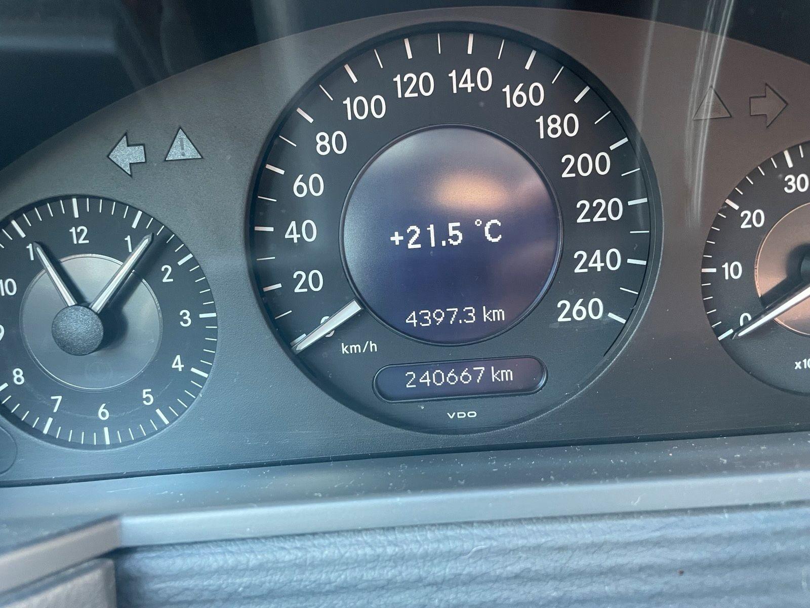 Mercedes-Benz E200 2004 — photo 7