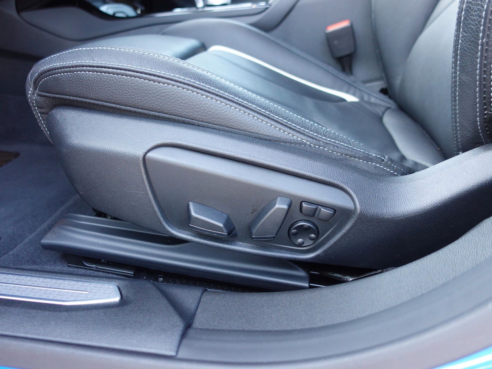 Fahrzeugabbildung BMW 220i Gran Coupé M Sport LED/HUD/Pano/HarmanKard.