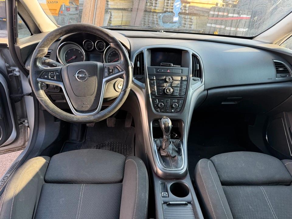 Opel Astra 2011 — photo 5