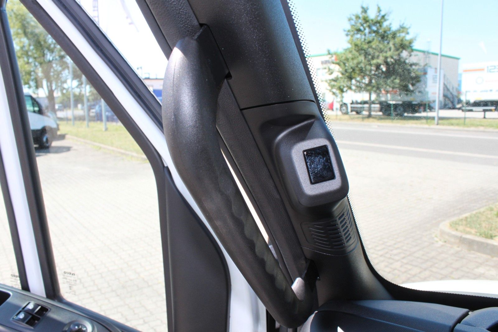Fahrzeugabbildung Iveco Daily 35S16 Koffer 2375 hoch /LBW 750Kg