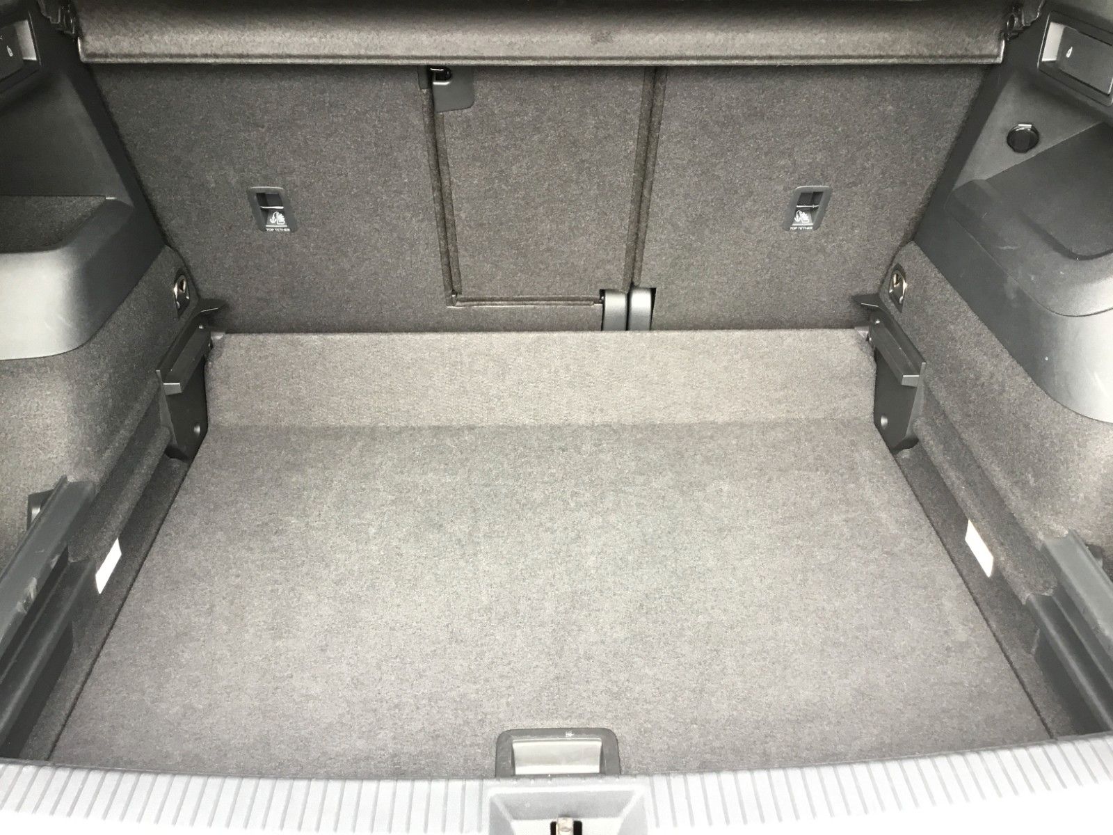Fahrzeugabbildung Volkswagen Tiguan 1.5 eTSI DSG Elegance+AHK+Navi+18"+ACC