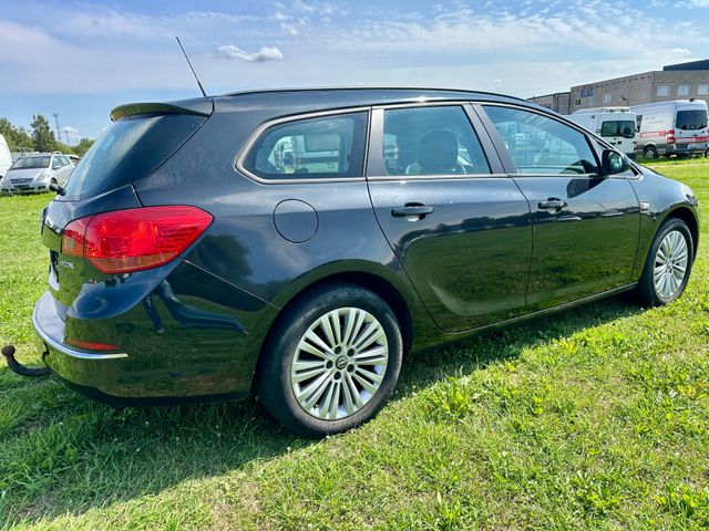 Opel Astra J Sports Tourer Active — Bild 3