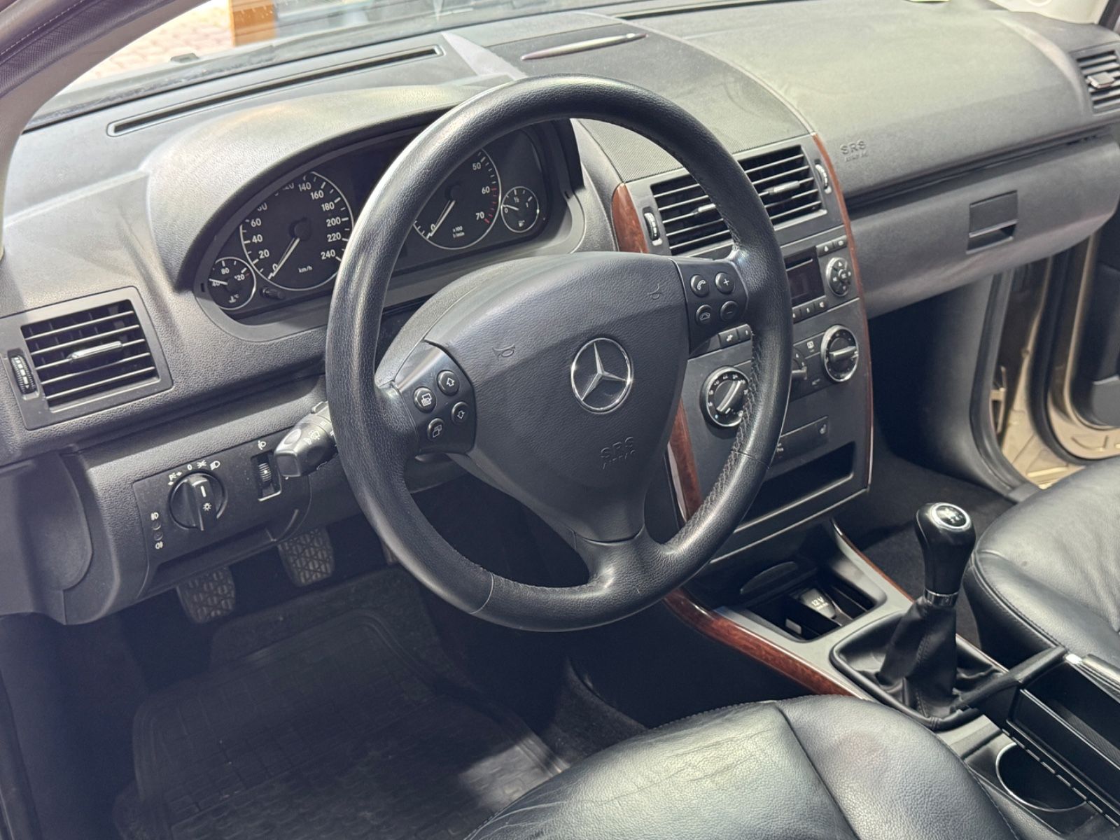 Fahrzeugabbildung Mercedes-Benz A 170|LEDER|TÜV 11/2025