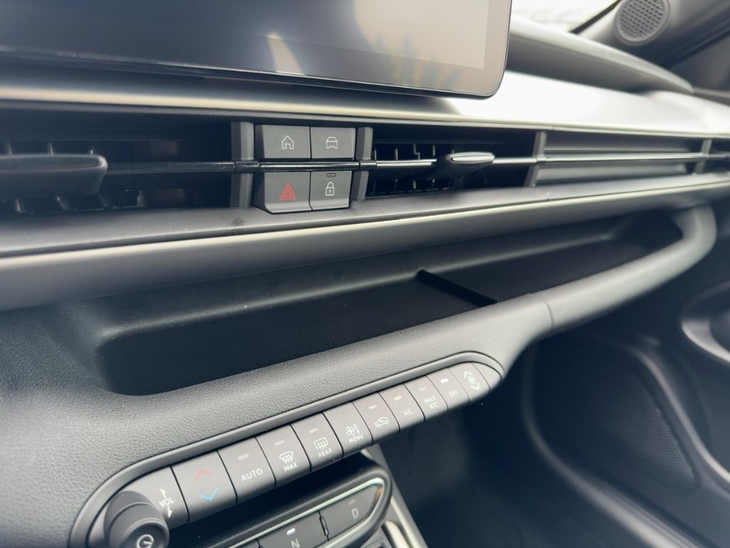 Fahrzeugabbildung Jeep Avenger e-Hybrid Altitude NAVI ELEKTR HECK WINTE