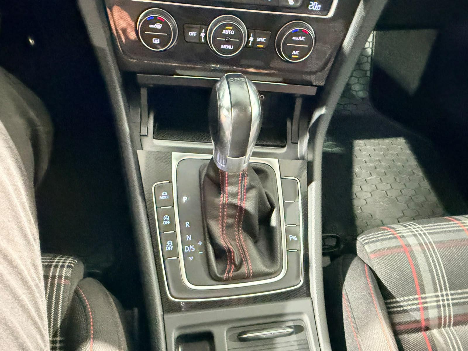 VOLKSWAGEN GOLF VII GTI PERFORMANCE 2.0 TSI 230ch BVA DSG Toit ouvrant pano Sièges chauffants sport Historique présent