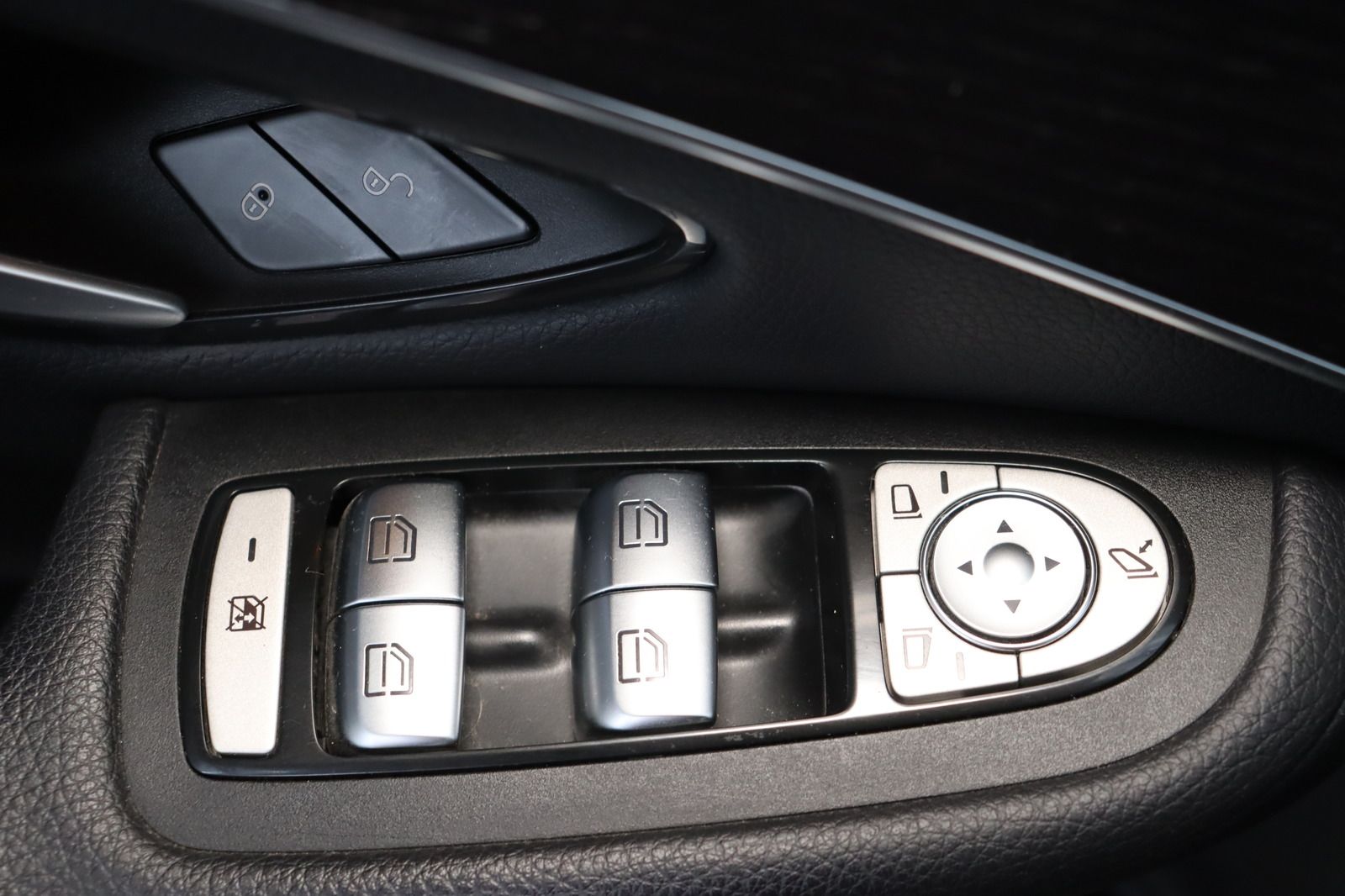 Fahrzeugabbildung Mercedes-Benz GLC 300 e 4Matic * DIS * RFK * LED