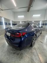BMW 540i xDrive A - - blaue BMW 540