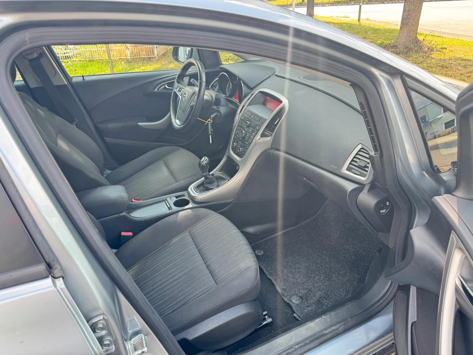 Opel Astra 2011 — photo 16