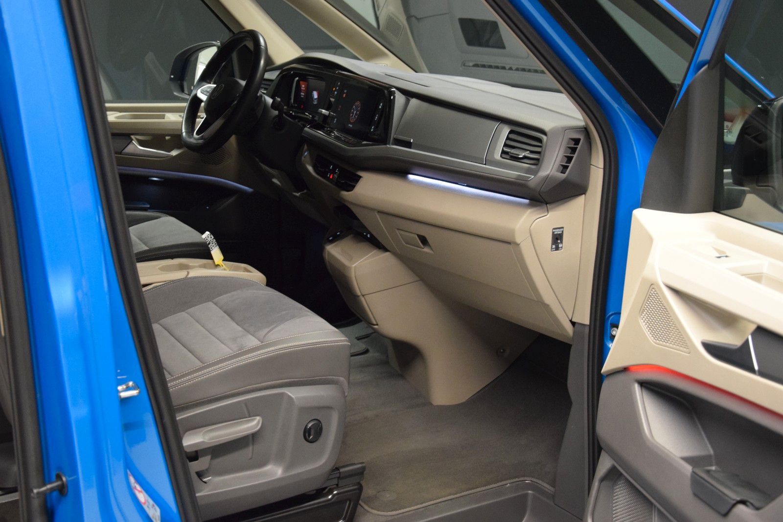 Fahrzeugabbildung Volkswagen T7 Multivan Style lang  HuD vis-a-vis ACC bi-col