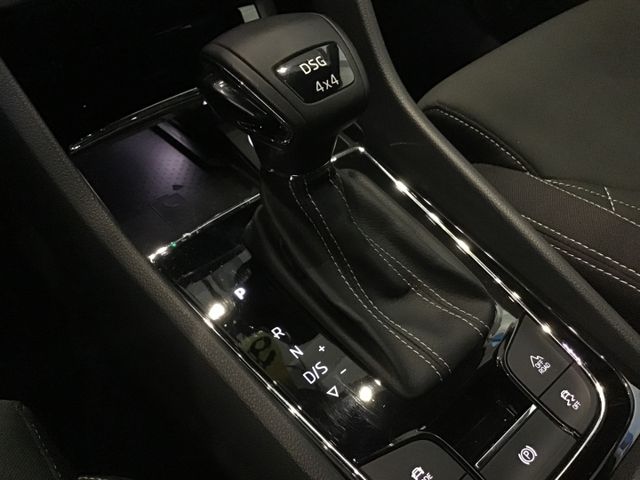 Fahrzeugabbildung Skoda Karoq Sportline 2.0 TSI 4x4 DSG/AHK/Navi/ACC/DCC
