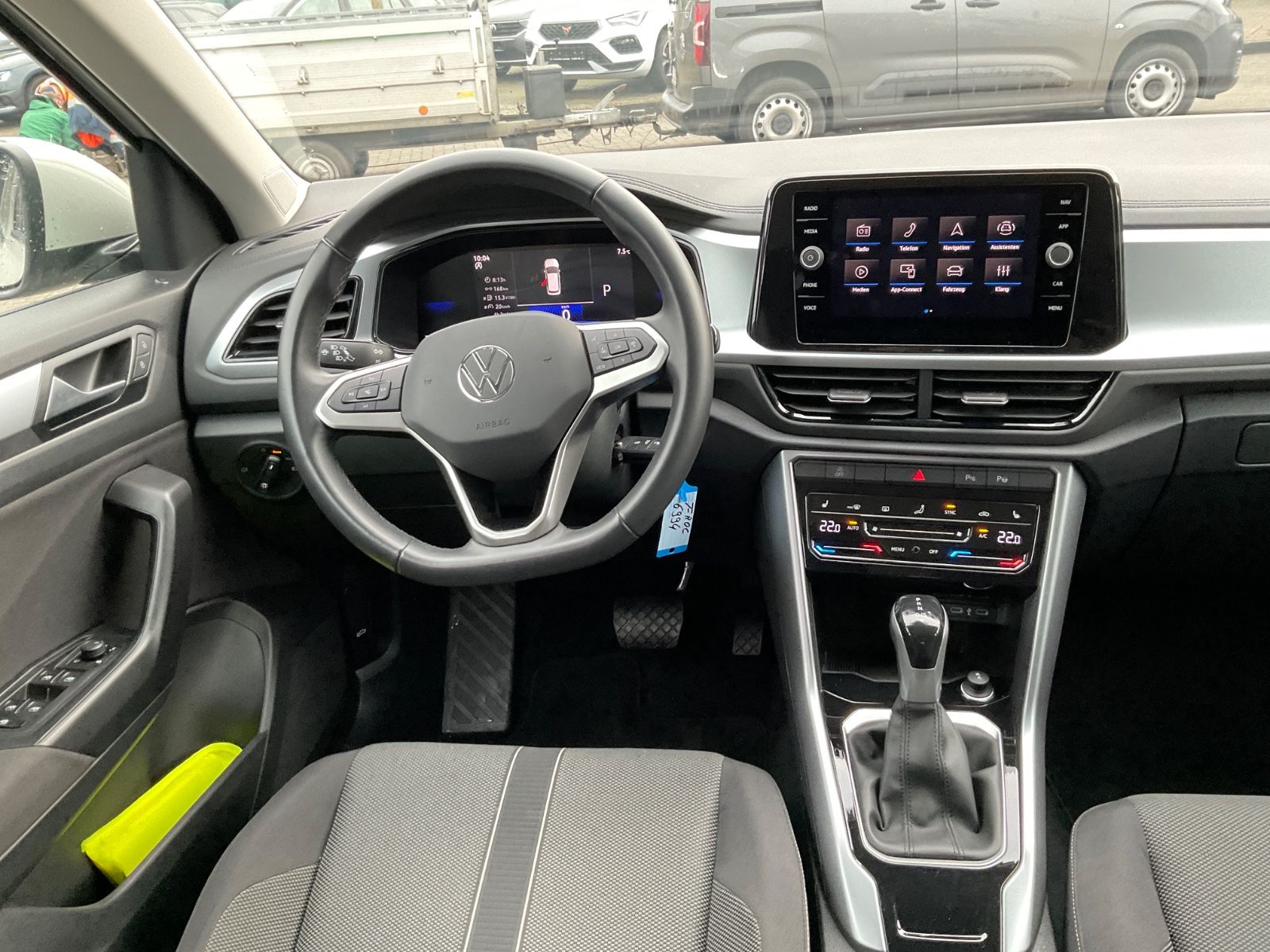 Fahrzeugabbildung Volkswagen T-Roc 1.5 TSI DSG Life,LED,AHK,Navi