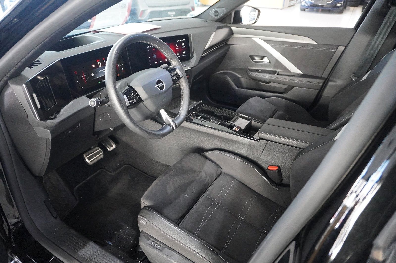 Fahrzeugabbildung Opel Astra L ST 1.2T ULTIMATE NAVI/LED/360° /PANO./SH