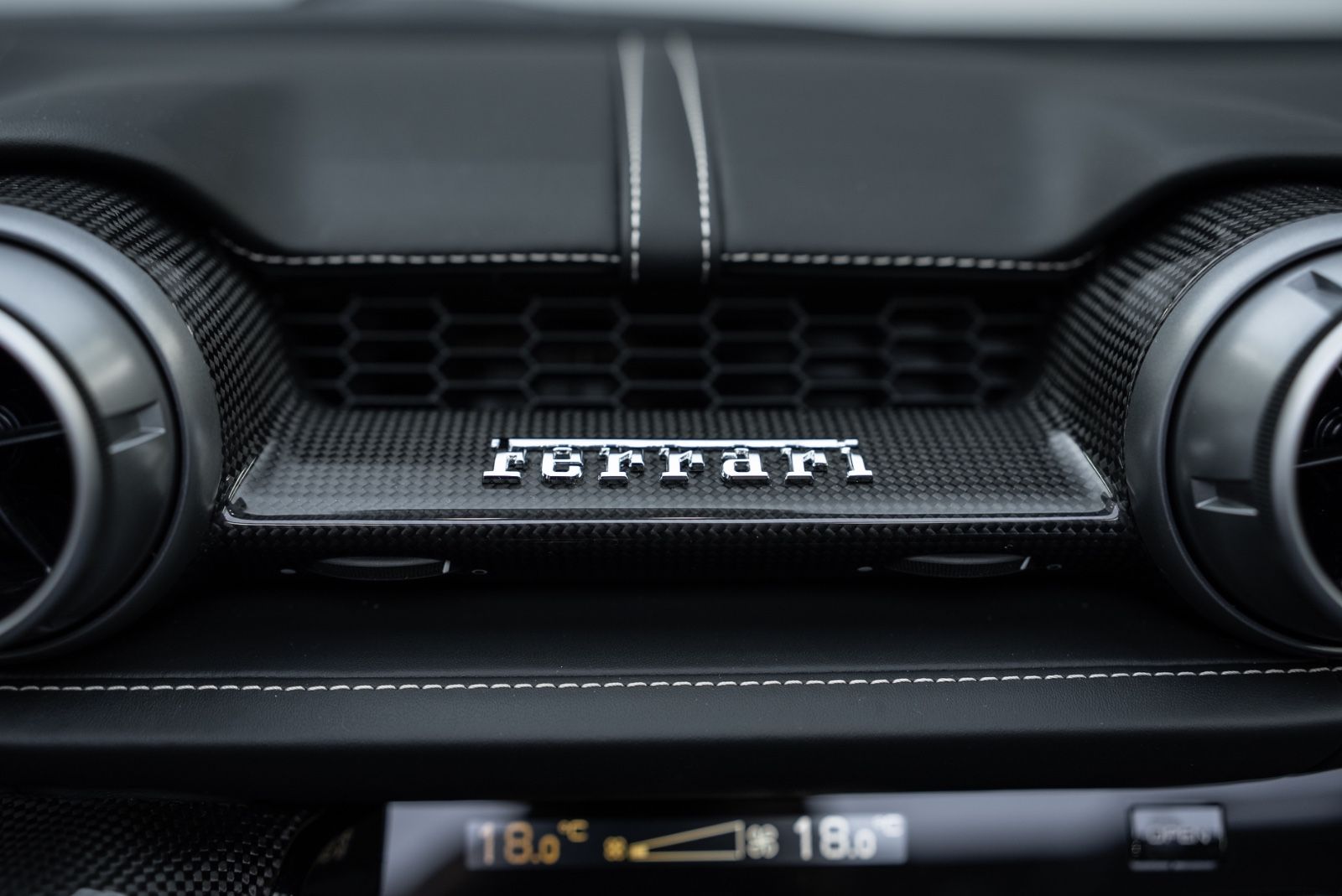 Fahrzeugabbildung Ferrari 812 GTS TAILOR MADE/CARBON/LIFT/STRIPE/TOP