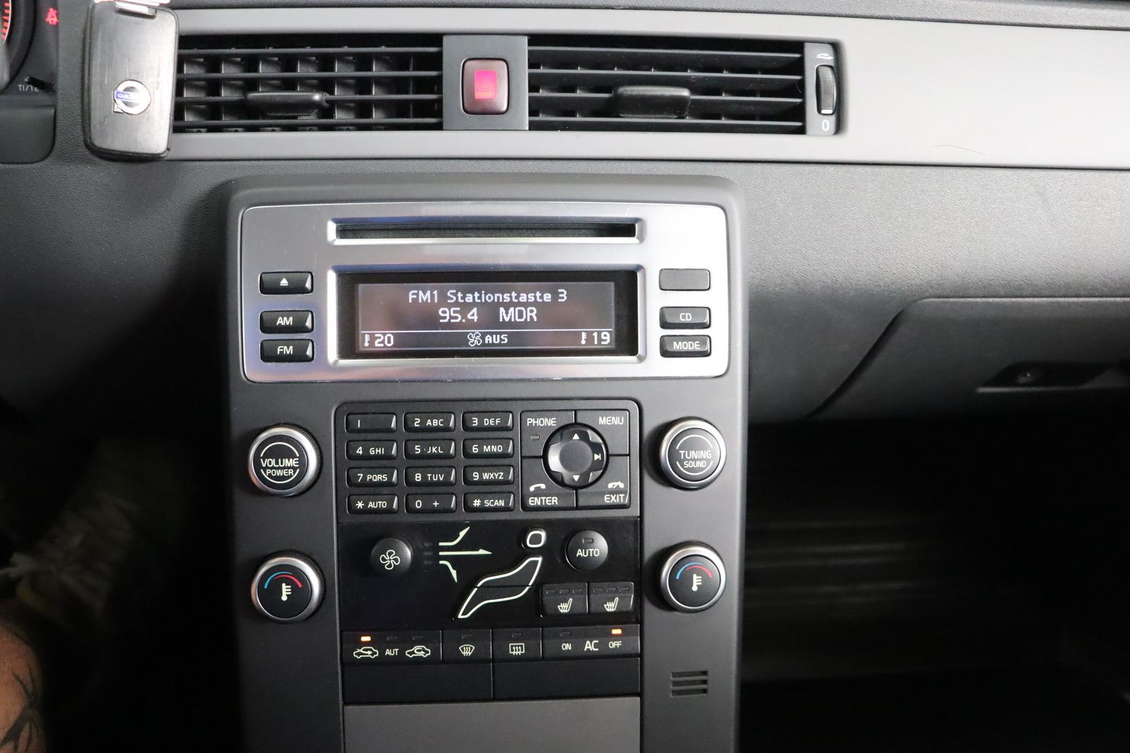 Volvo V70 2010 — photo 21