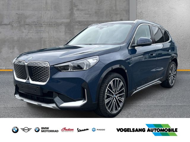 BMW iX1 xDrive 30e xLine Park-Assistent HUD AD AHK-k