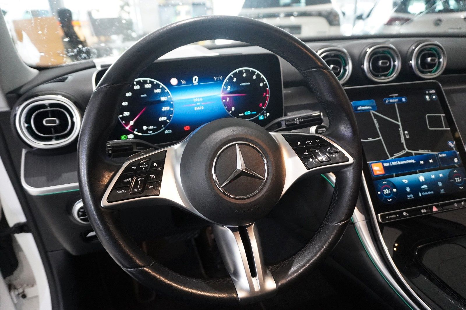 Fahrzeugabbildung Mercedes-Benz C 200 LIM. AVANTGARDE 9G NAVI/LED/KAMERA/PANO.