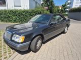 Mercedes-Benz Mercedes E 320 Oldtimer Cabrio in Top-Zust... - Mercedes-Benz E 320 aus 1995