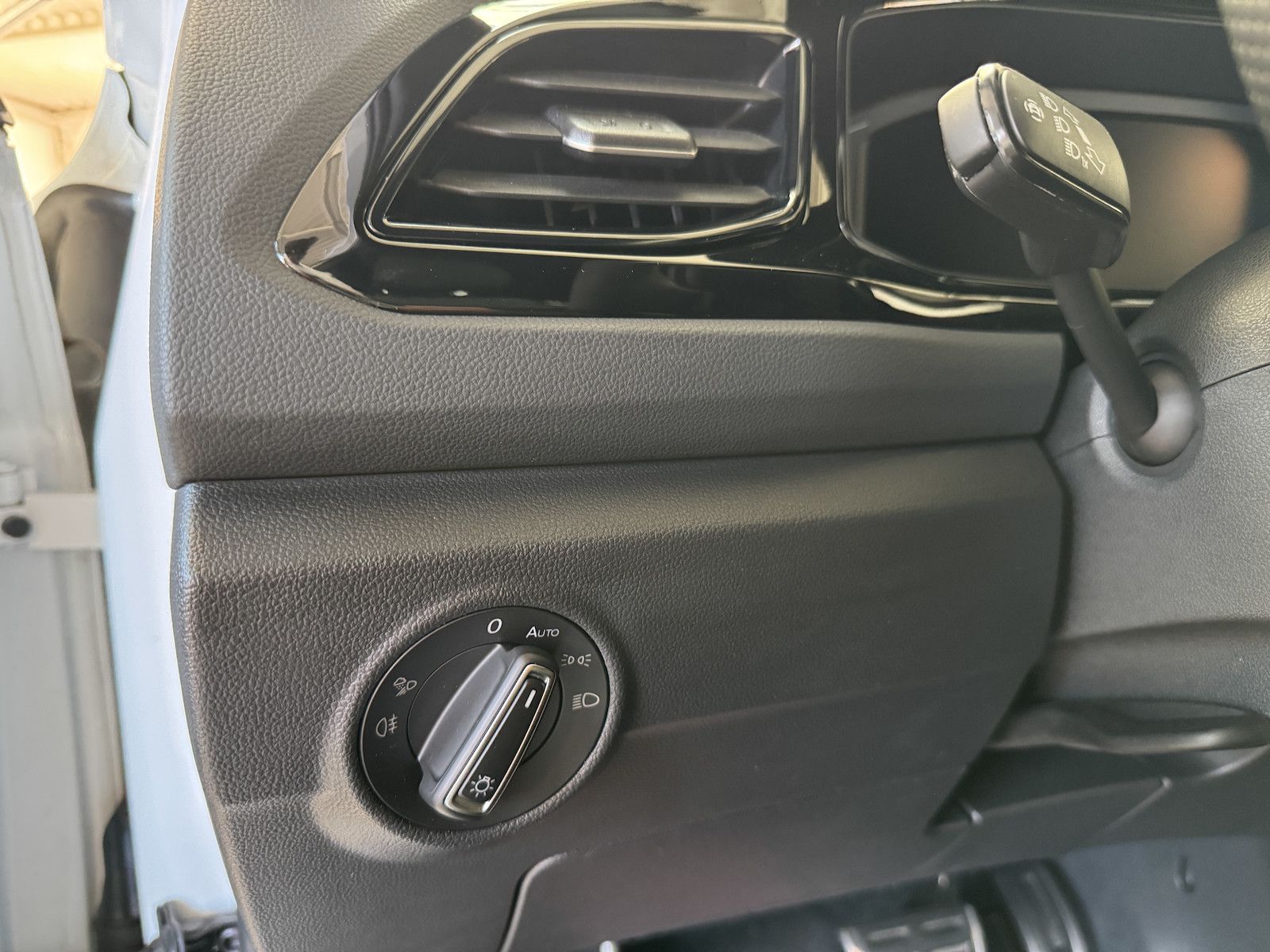 Fahrzeugabbildung Volkswagen T-Roc 1.5 DSG R-Line/Black/1.Hd/Spur/Park/Ahk