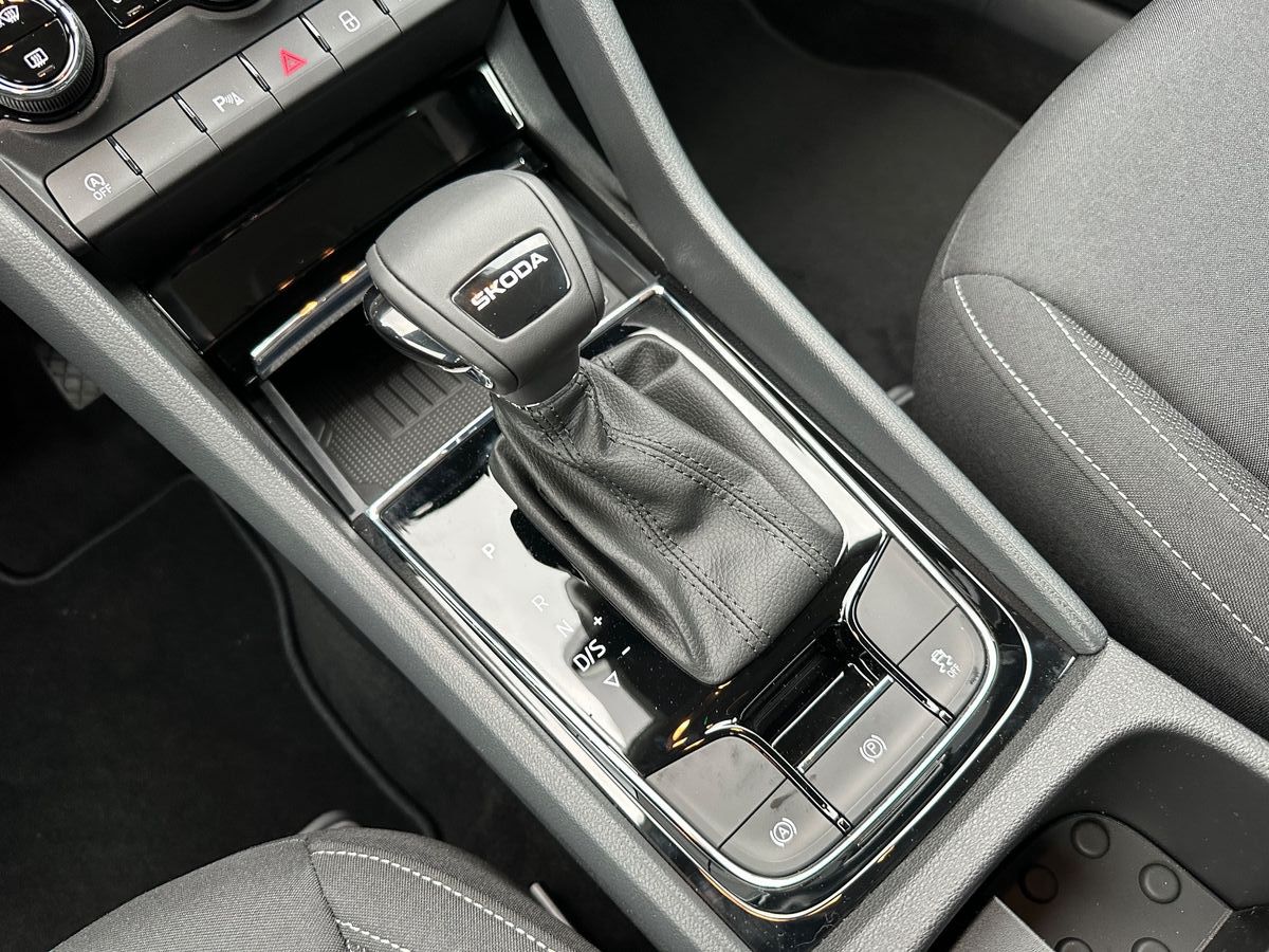 Fahrzeugabbildung SKODA Karoq 1.5 TSI Selection DSG AHK/Navi/ACC/LED/SHZ