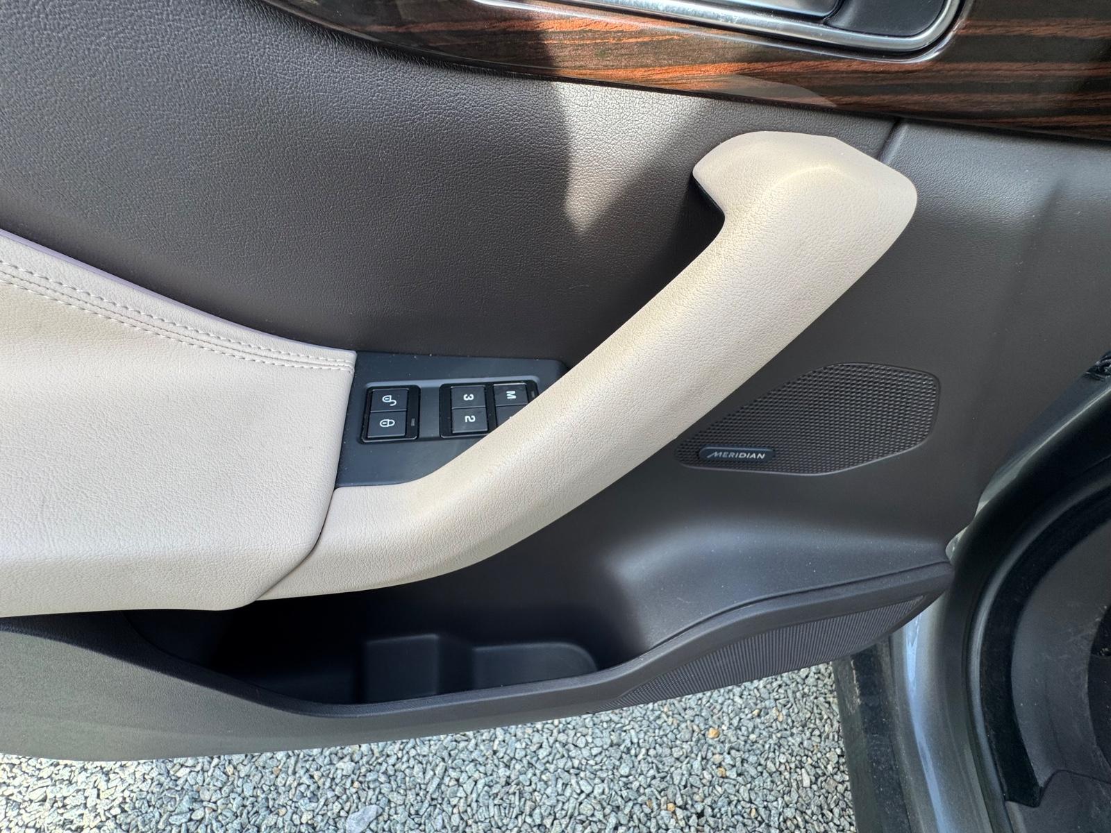 JAGUAR F-PACE PORTFOLIO AWD | 300 ch | BVA | HAYON ÉLECTRIQUE | RÉGLAGE ÉLECTRIQUE DES SIÈGES AVEC FONCTION MÉMOIRE | TOIT OUVRANT