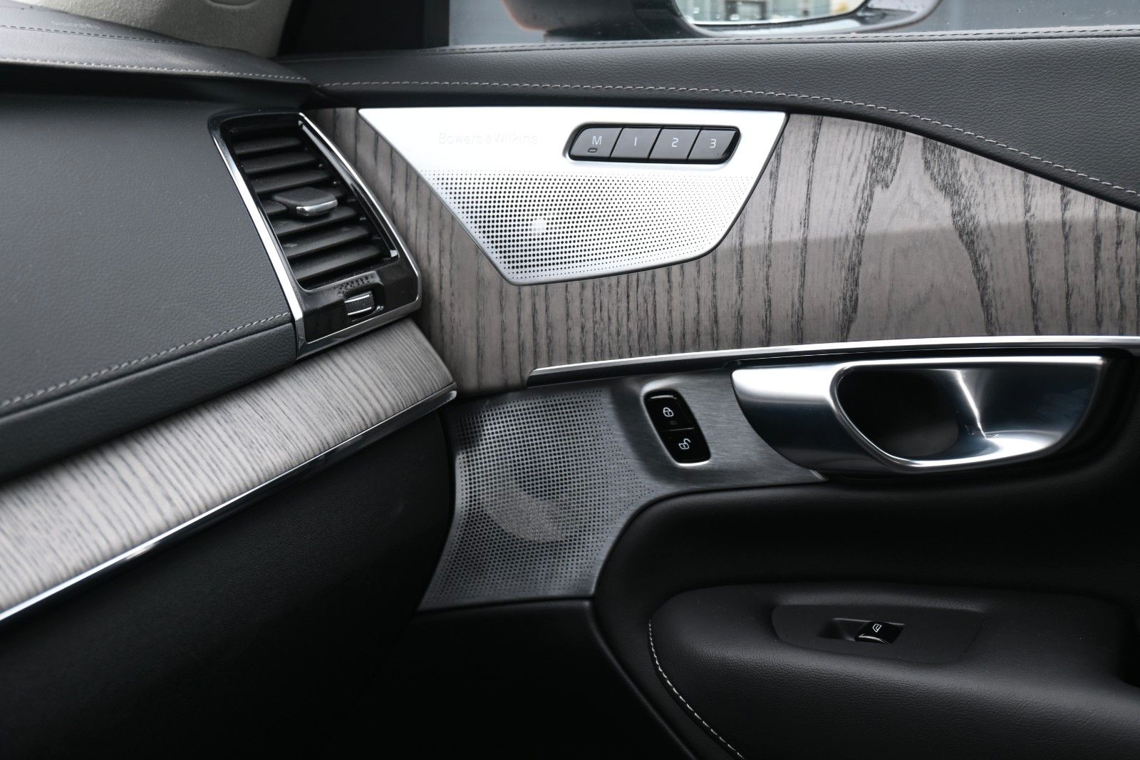 Fahrzeugabbildung Volvo B5 AWD Ultimate Dark *HUD*B&W*LUFT*MASS*AHK*