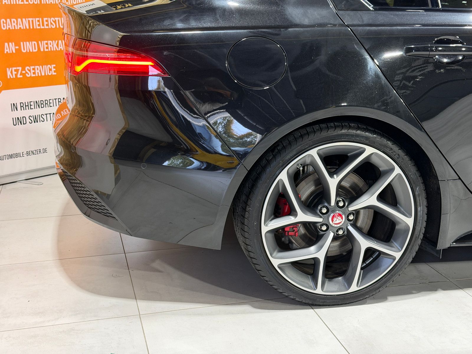 Fahrzeugabbildung Jaguar XE R-Dynamic Black/360°/NAVI/APPLE/SOUND/SHZ