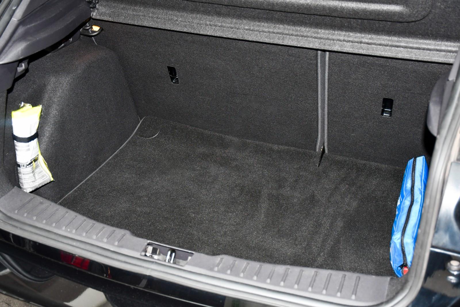 Ford Focus Lim. ST Schalter Recaro Kamera Navi 1.Hand
