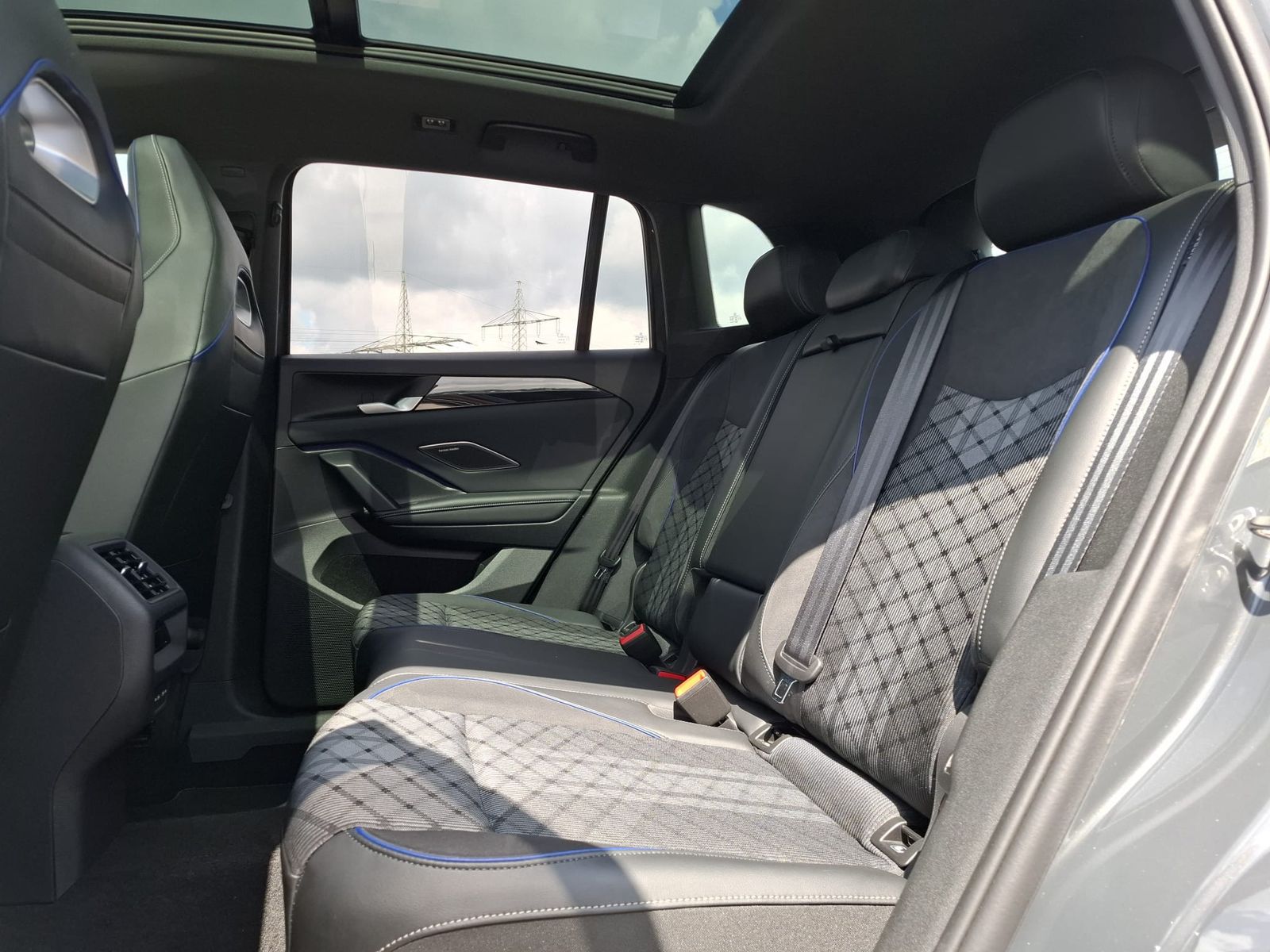 Fahrzeugabbildung Volkswagen Tiguan 2.0 TDI 4M R-Line BLACK*PAN*HK*AHK*MATRIX