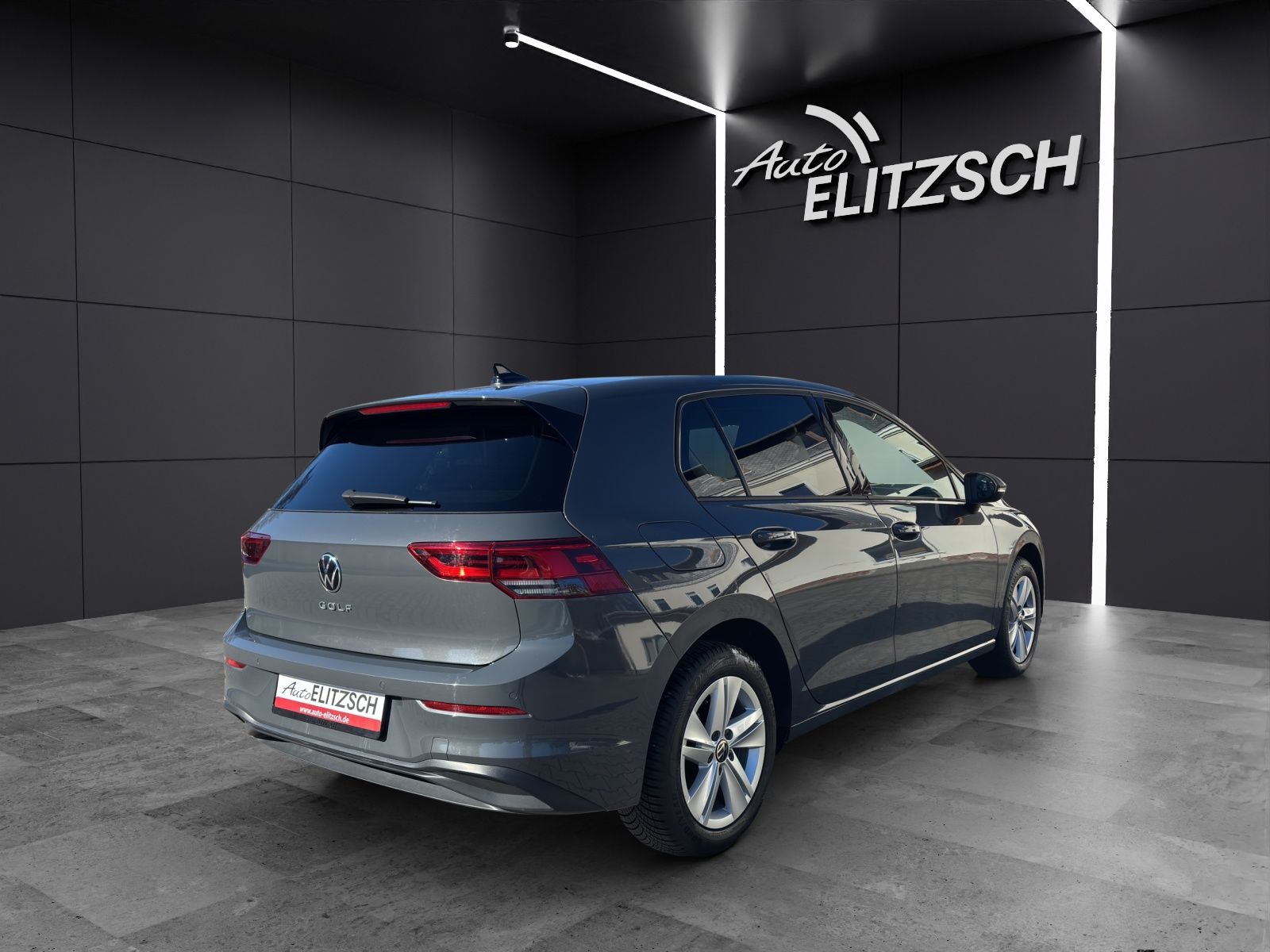 Fahrzeugabbildung Volkswagen Golf VIII TSI Life LED Navi AID ACC PDC SH LM