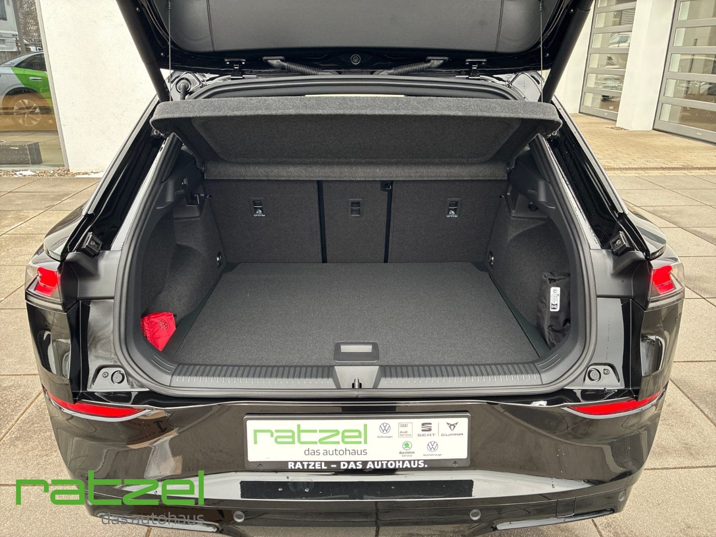 Fahrzeugabbildung Volkswagen T-Roc R-Line 1.5eTSI IQ.Light+Navi+AHK+IQ.Drive