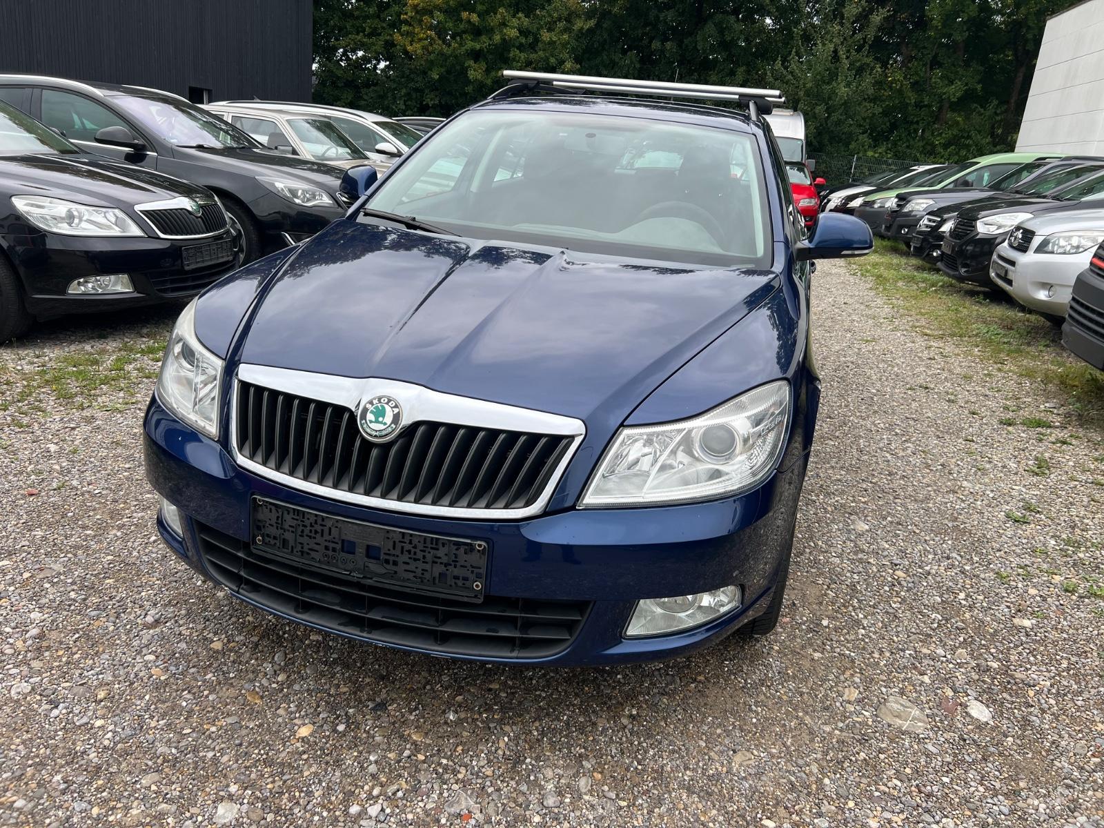 Skoda Octavia 2011 — rear view