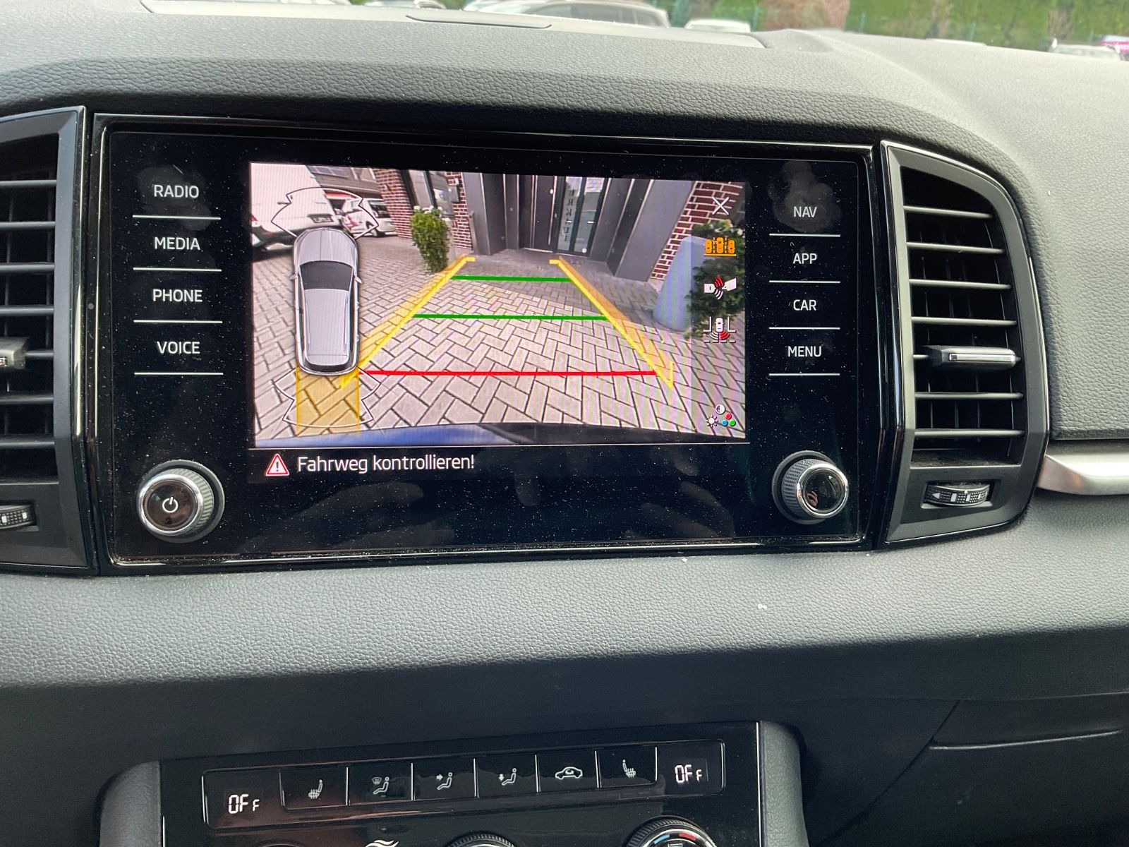 Fahrzeugabbildung SKODA Karoq 1.5l TSI DSG ACC,Kamera,Navi,LED,ACC