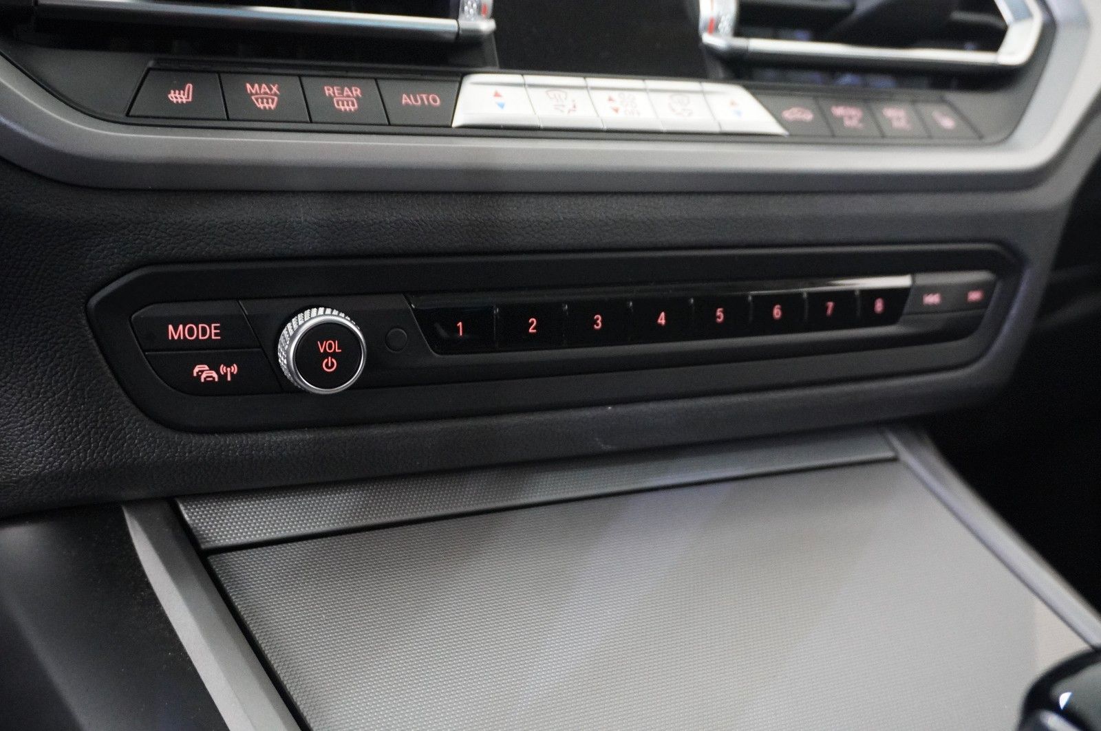 Fahrzeugabbildung BMW 318D TOURING ADVANTAGE NAVI/LED/VIRTUAL/SHZ/DAB+