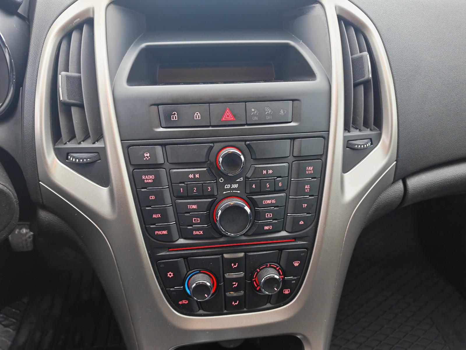 Opel Astra 2011 — photo 14