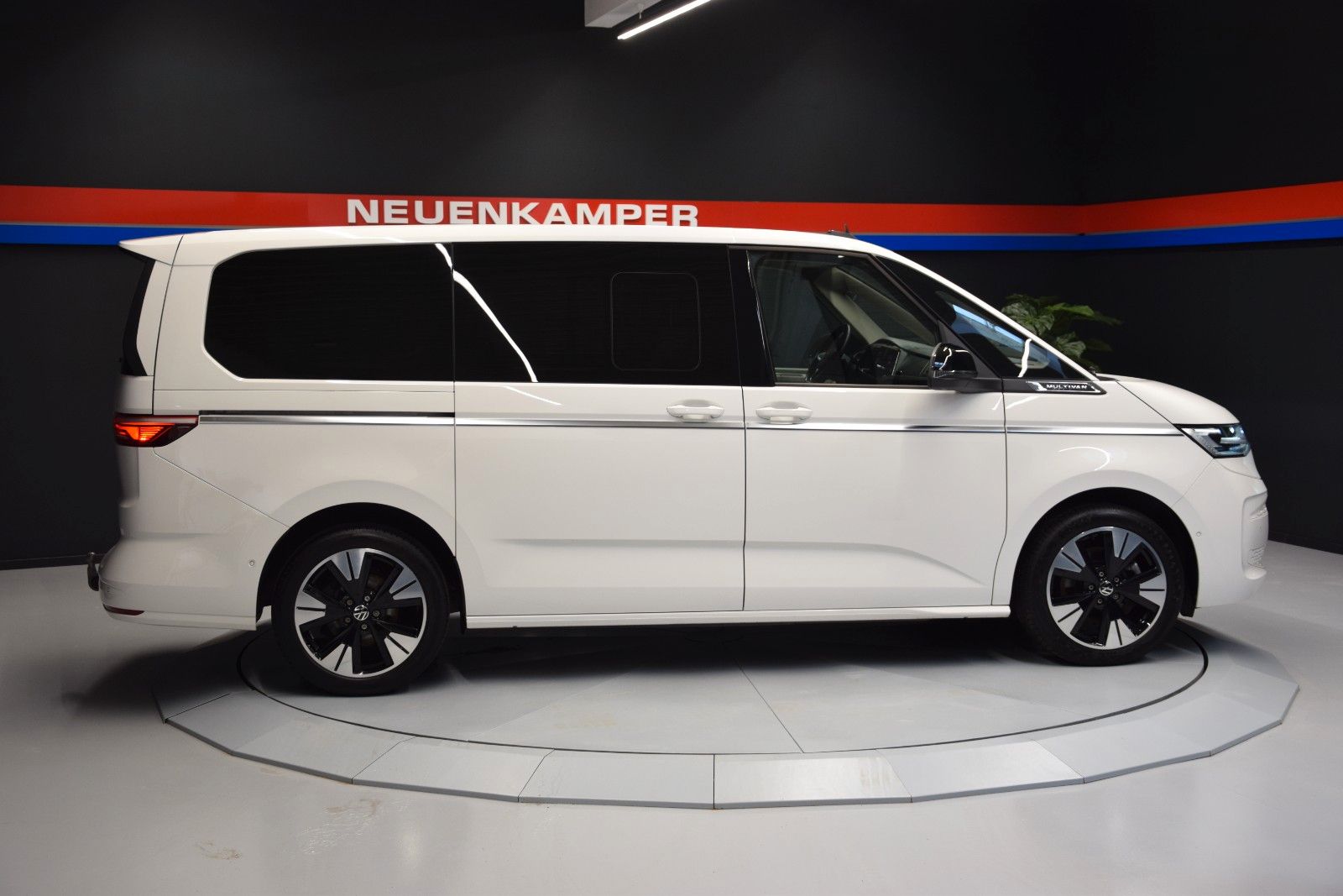 Fahrzeugabbildung Volkswagen T7 Multivan Style lang ACC Matrix vis-a-vis AHK