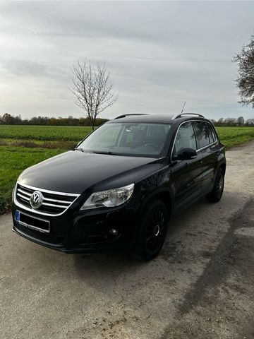 Volkswagen Tiguan 1.4TSI AHK + PDC + 8-fach bereift