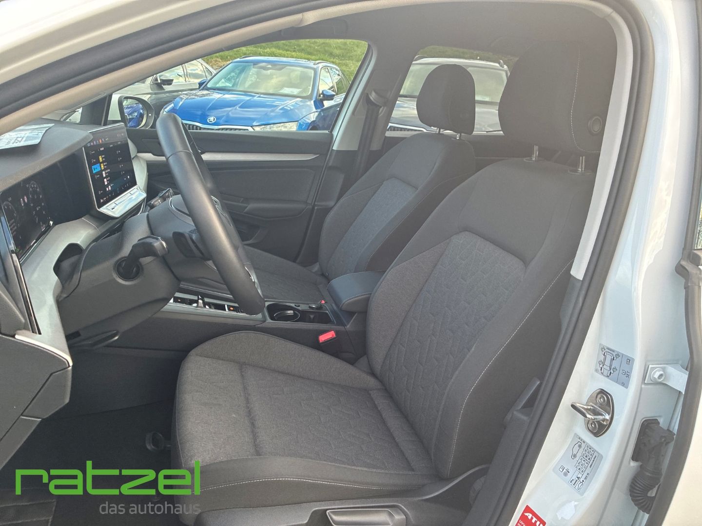 Fahrzeugabbildung Volkswagen Golf 1.5 TSI DSG Life Digitales Cockpit LED Sper