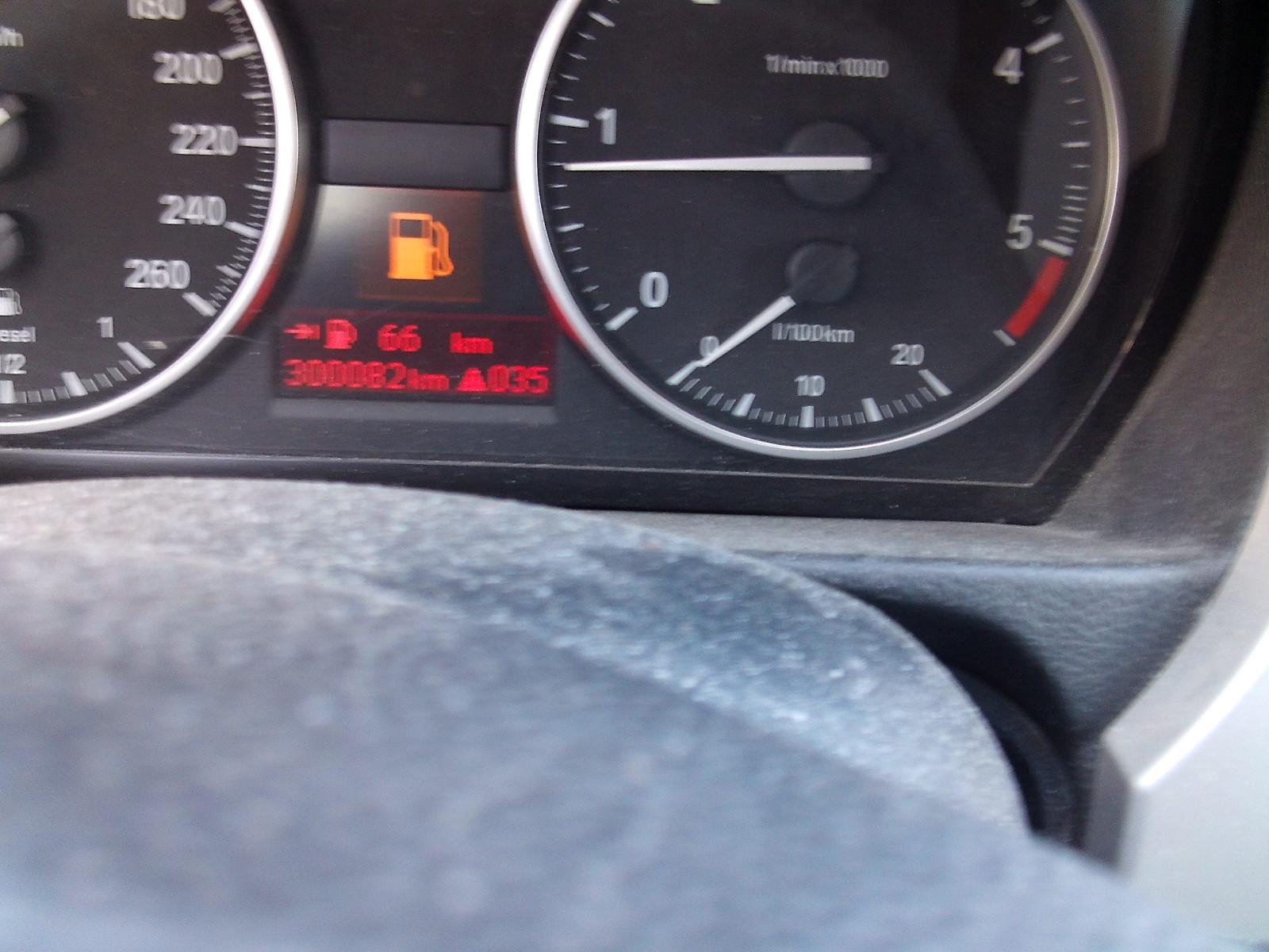BMW 318 2010 — photo 9
