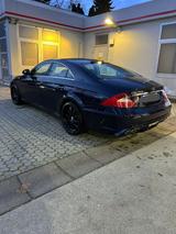 Mercedes-Benz CLS 350 Hingucker mit vielen neuen Teilen  - blaue Mercedes-Benz CLS 350