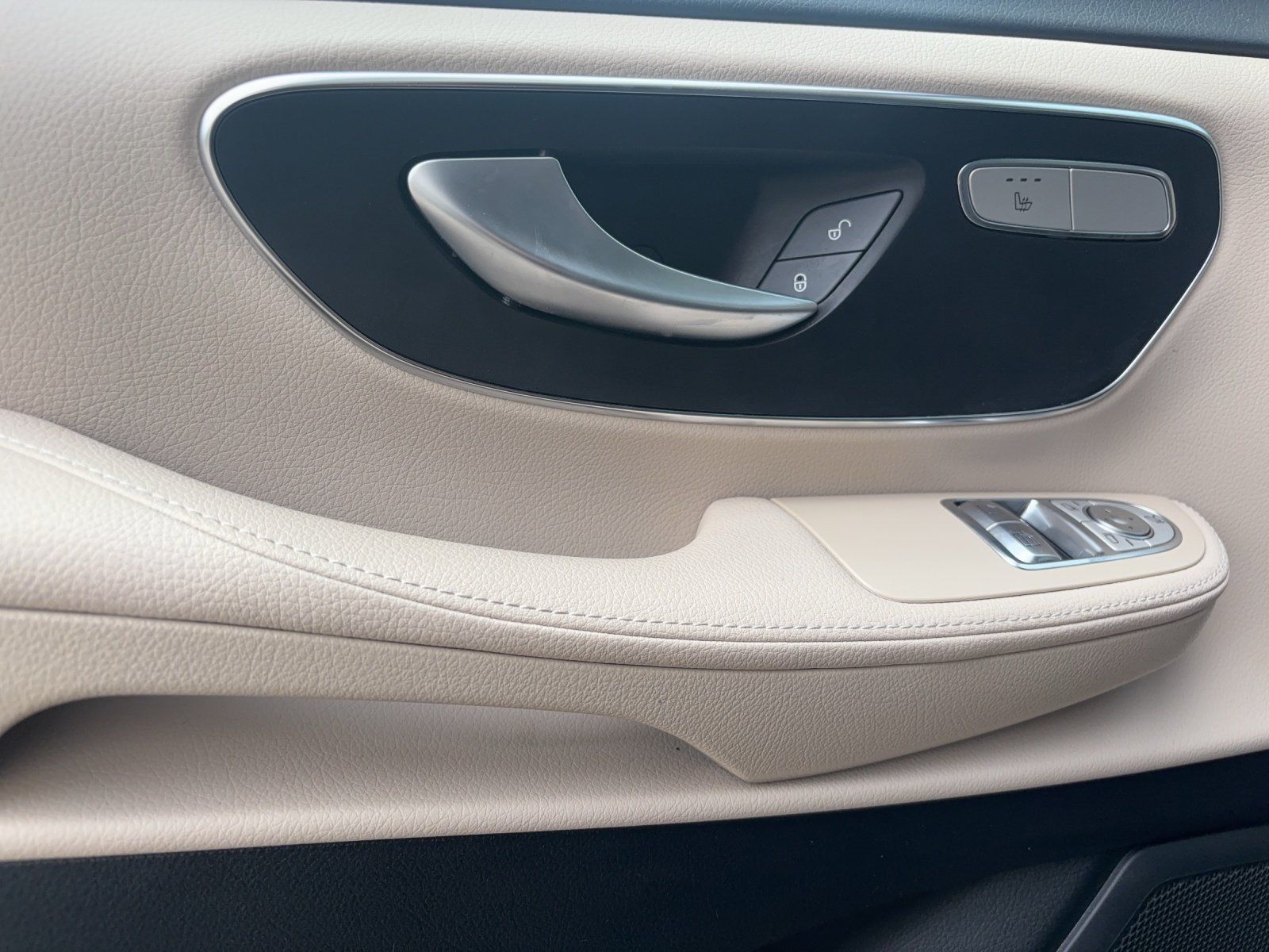 Fahrzeugabbildung Mercedes-Benz Marco Polo 300d AMG AIRMATIC DISTR WW-Standh AHK